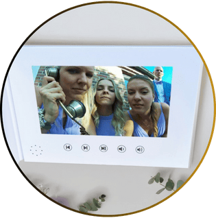 Auf dem Bildschirm der Videogegensprechanlage sind vier Personen zu sehen, drei Frauen, die ein Telefon halten, und ein Mann, die alle in die Kamera schauen.