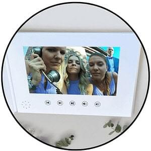 Weißes Videobuch von Dein Videofon mit integriertem Bildschirm – zeigt emotionale Videoaufnahmen von Hochzeitsgästen als digitale Erinnerung zum Anfassen.