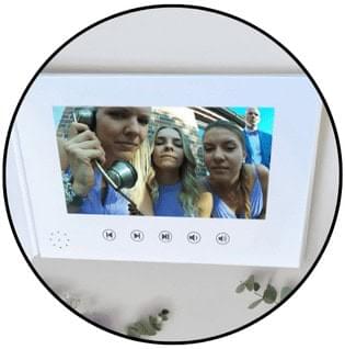 Weißes Videobuch von Dein Videofon mit integriertem Bildschirm – zeigt emotionale Videoaufnahmen von Hochzeitsgästen als digitale Erinnerung zum Anfassen.